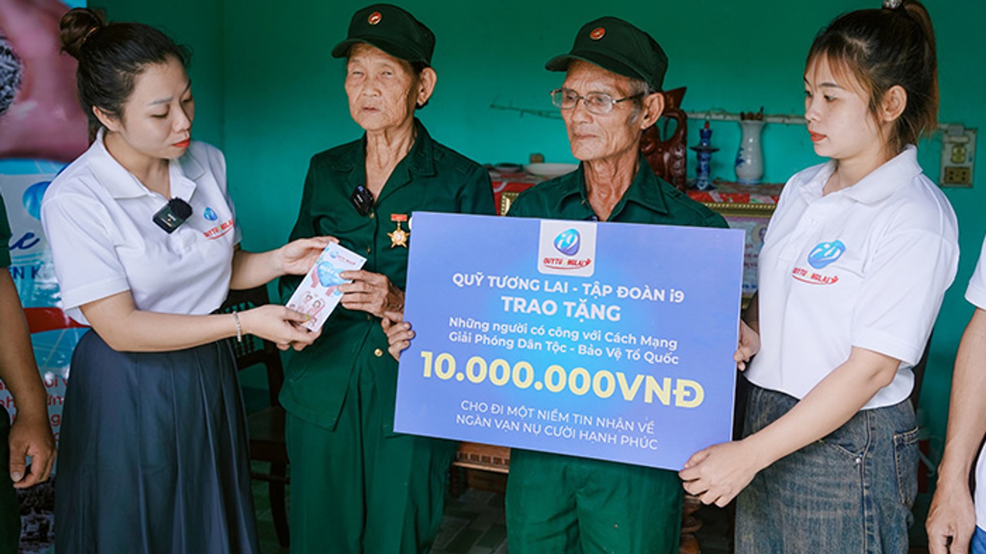 Hình ảnh hỗ trợ khách hàng FIVE88 đang giải đáp thắc mắc