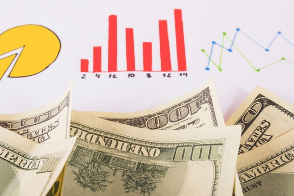 Người chơi cá cược đang phân tích dữ liệu và chiến lược trên máy tính xách tay